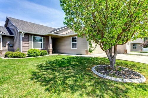 2 Charming Townhomes | Private Yards | Sleeps 16