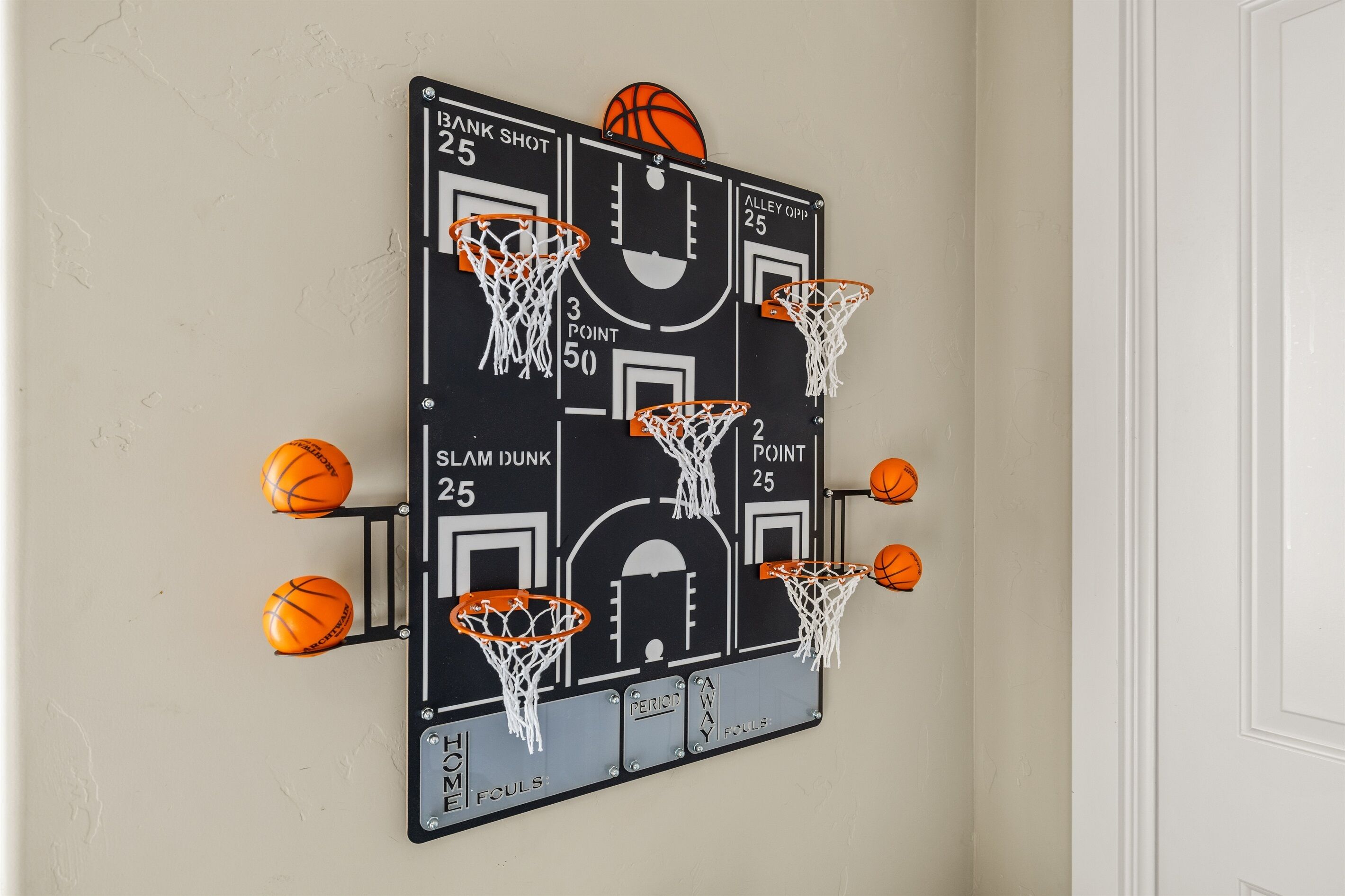 Wanddecoratie van een basketbalveld, inclusief basketbalkringen en ballen.