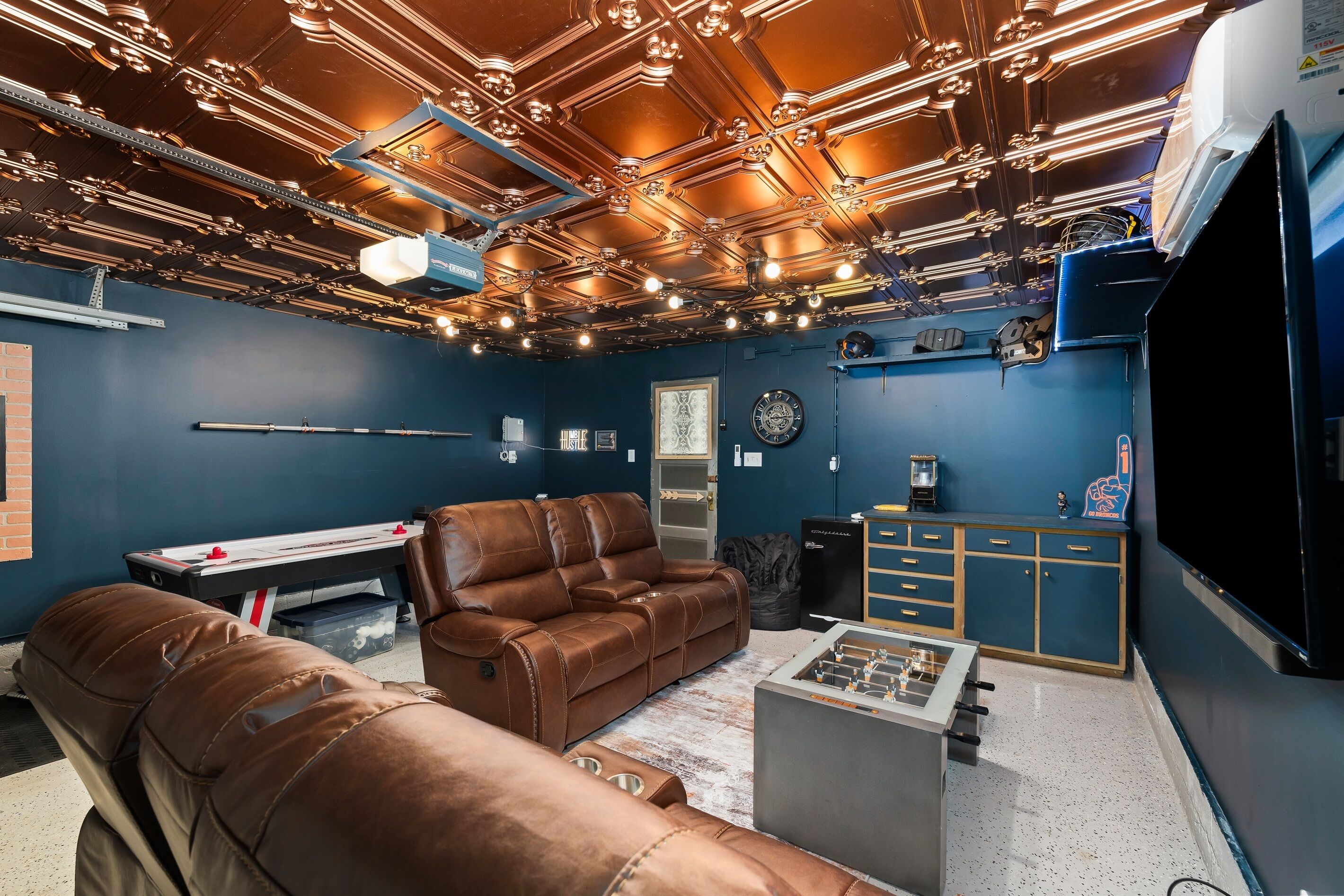 Stunning Downtown Villa W/ Epic Man Cave