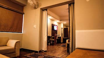 家庭房 | 羽绒被、记忆海绵床垫、笔记本电脑工作区、遮光窗帘