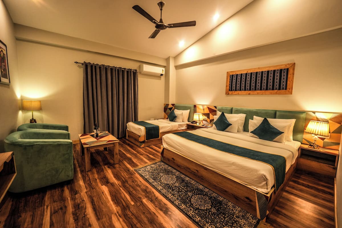 Club Room | Bathroom | Shower, rainfall showerhead, designer toiletries, hair dryer