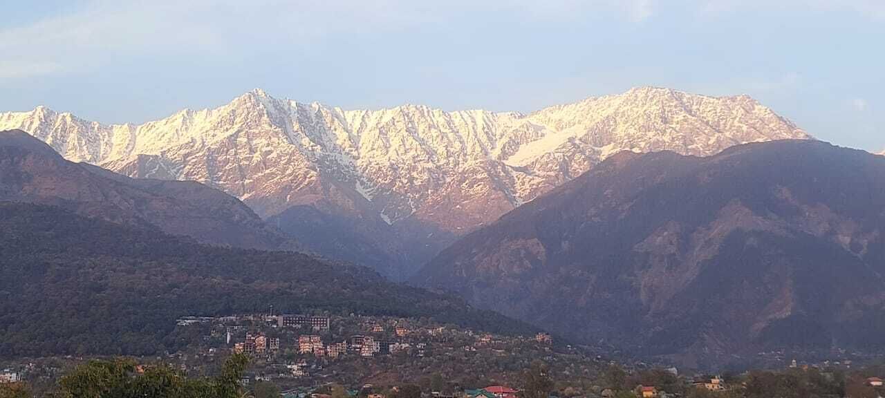 Un paysage montagneux avec une ville nichée dans une vallée.