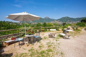 Outdoor dining - Raffy's House quiet apartment surrounded by nature (Pianillo)