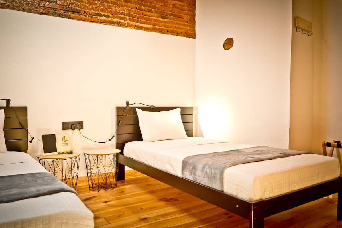 Quarto duplo conforto | Escrivaninha, Wi-Fi de cortesia, individualmente decorados