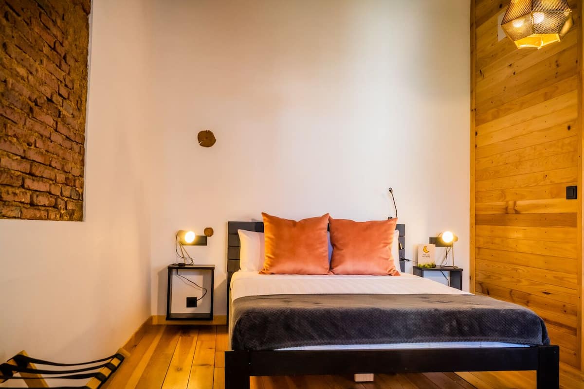 Quarto casal superluxo, 1 cama Queen, vista para a cidade | Escrivaninha, Wi-Fi de cortesia, individualmente decorados
