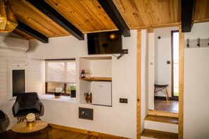 Decoración personalizada, muebles diferentes, escritorio y wifi gratis 