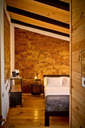 Deluxe kamer | Individueel gedecoreerd, individueel gemeubileerd, een bureau