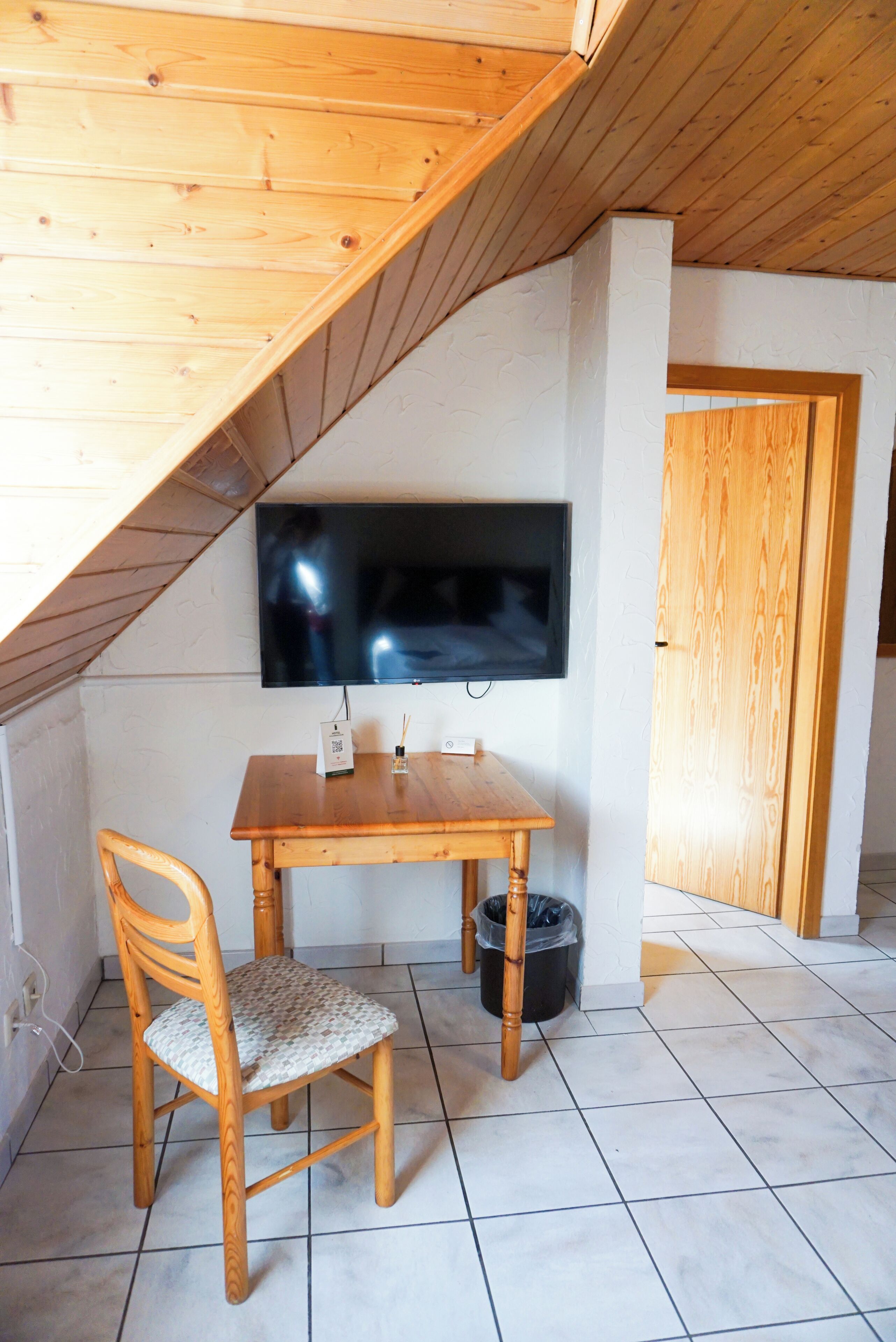 Doppia Classic | Area soggiorno | TV LED 42 pollici con canali via cavo, TV, Netflix