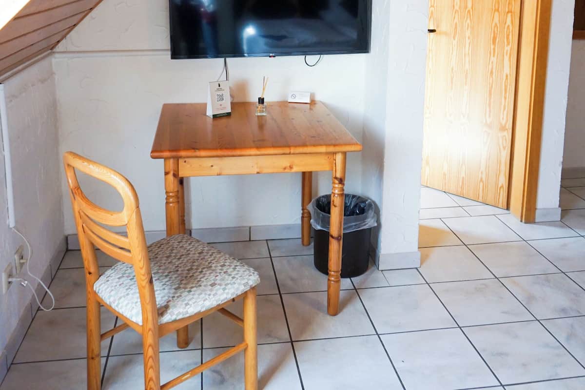 Classic Double Room | Living area | 42-inch LED TV with cable channels, TV, Netflix