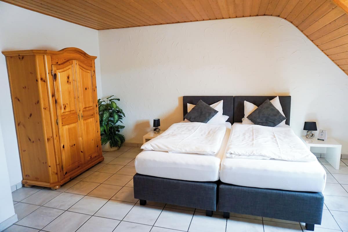 Klassieke tweepersoonskamer | Luxe beddengoed, donzen dekbedden, individueel gedecoreerd, een bureau
