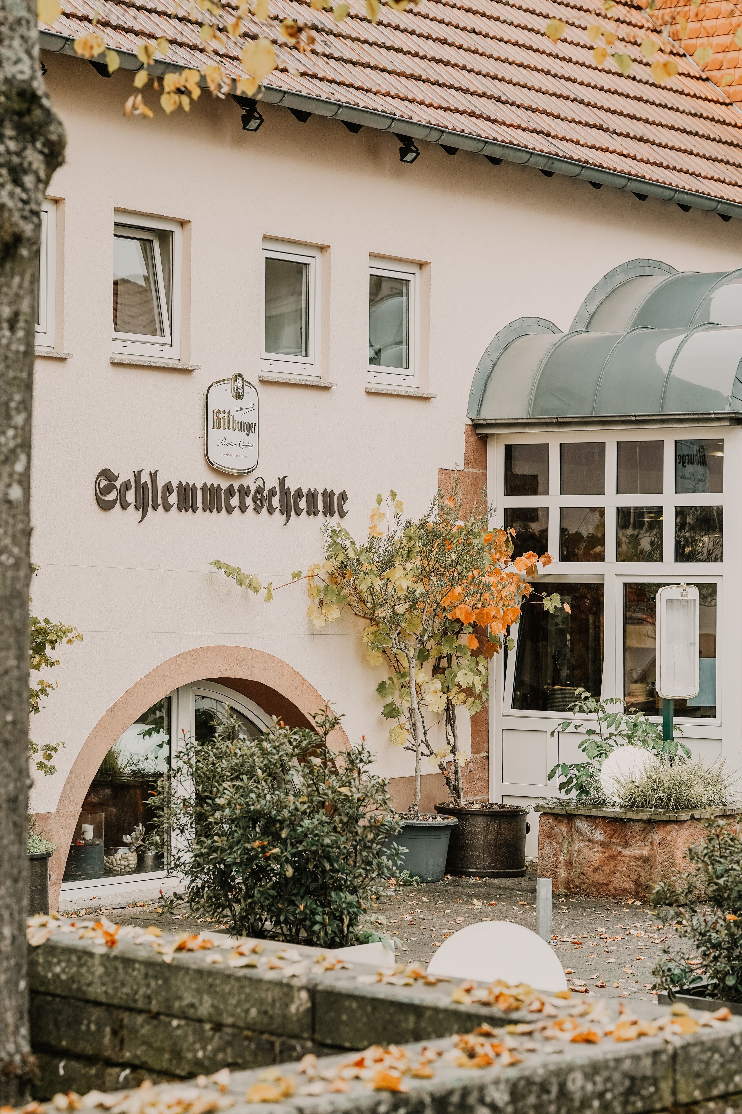 Lunch and dinner served