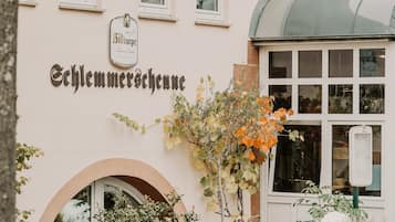 Lunch and dinner served