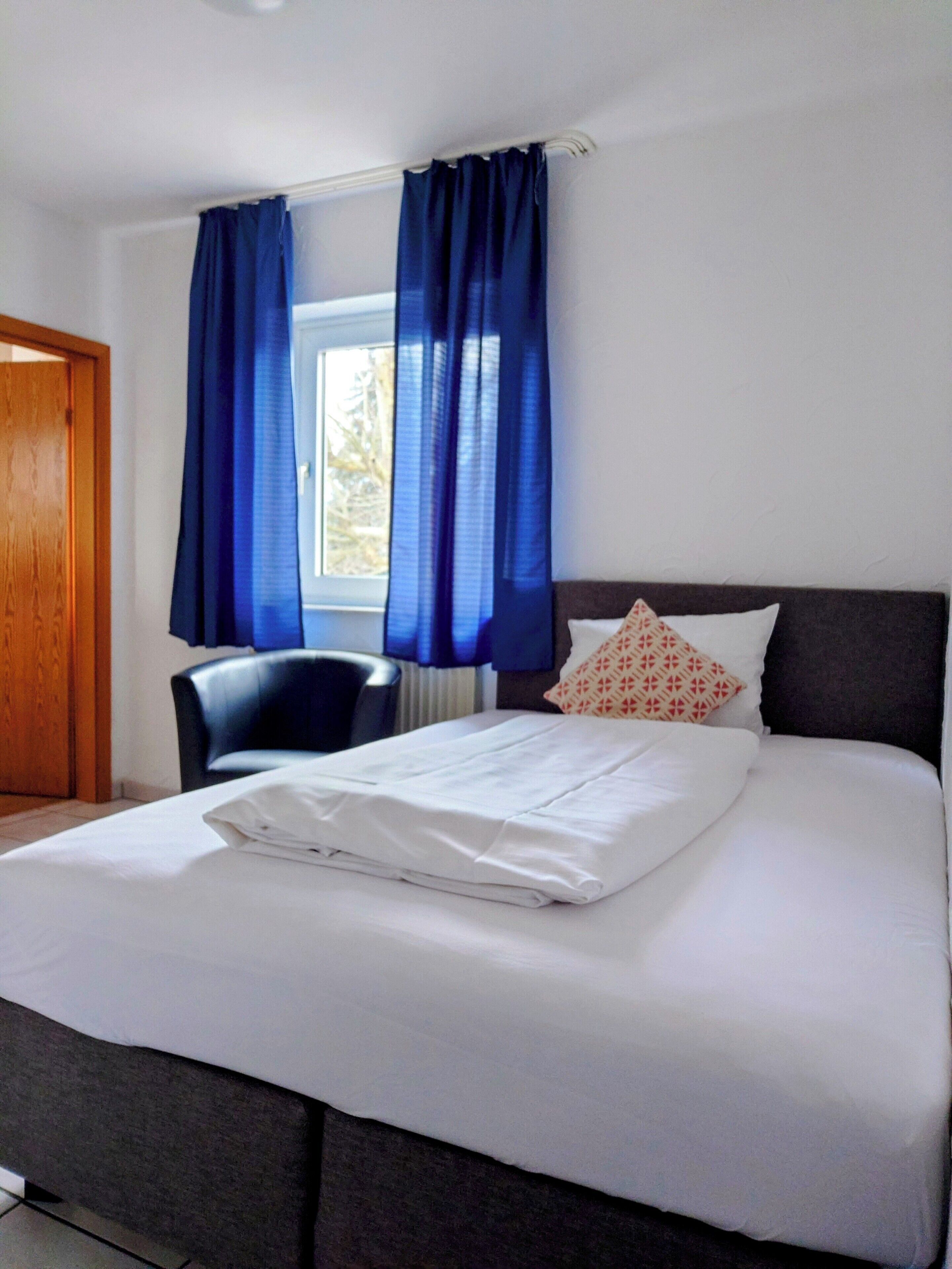 经典单人房 | 高档床上用品、羽绒被、特色装修、办公桌