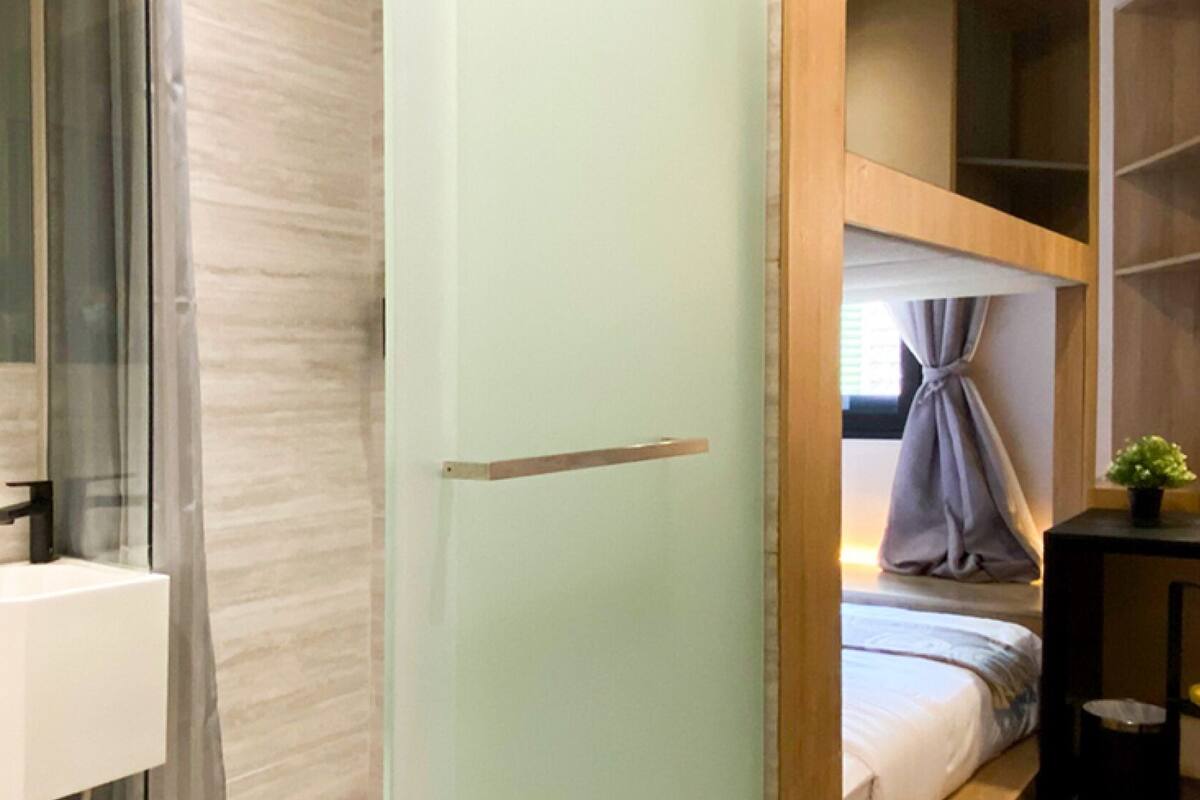 Rom, 1 dobbeltseng (Window SHORT OVERNIGHT 12h 8PM-8AM) | Safe på rommet, skrivebord og skrivebord for bærbar PC