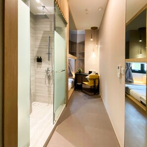 Kamer, 1 tweepersoonsbed (Window SHORT OVERNIGHT 12h 8PM-8AM) | Een kluis op de kamer, een bureau, een laptopwerkplek