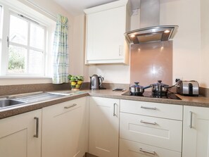 Fridge, dishwasher, electric kettle, toaster - Swallows Nest Cottage (Ambleside)