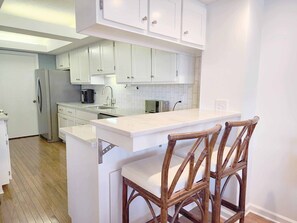 Refrigerador, microondas, horno y lavavajillas