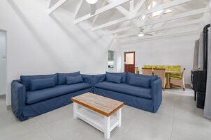 Villa superior | Zona de estar | Televisión de pantalla plana de 40 pulgadas con canales por satélite