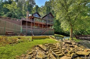 Exterior - Ideal for large families, this riverfront gem boasts a dock, firepit, hot tub, basketball court, and a pool table for endless fun. Pet Friendly and WiFi (Ellijay)
