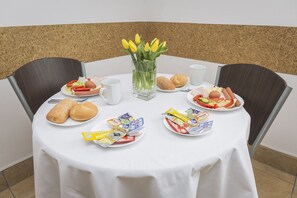 Desayuno buffet diario (PLN 30 por persona)