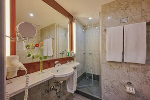 Hair dryer, towels, soap, shampoo - Cityhotel Kaiser Karl (Aachen)