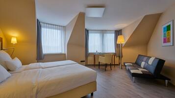 Comfort tweepersoonskamer | Hypoallergeen beddengoed, een kluis op de kamer, een bureau