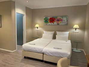 Superior Tek Büyük Yataklı Oda, 1 Yatak Odası | Anti alerjik yatak takımı, odada kasa, masa, ses yalıtımı 