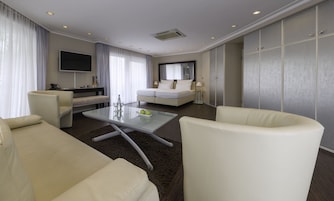 Ropa de cama hipoalergénica y caja de seguridad en la habitación