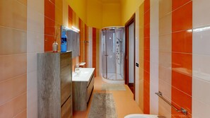 Dusche, Haartrockner, Bidet, Handtücher