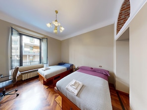 2 Schlafzimmer, Schreibtisch, Bügeleisen/Bügelbrett, kostenloses WLAN