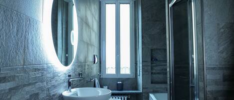 Dusche, Haartrockner, Bidet, Handtücher