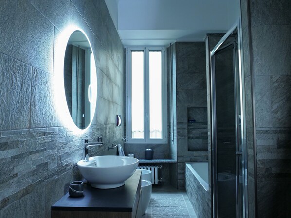 Shower, hair dryer, bidet, towels