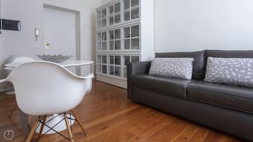 Căn hộ (1 Bedroom) | Khu phòng khách | TV 55-inch có truyền hình cáp