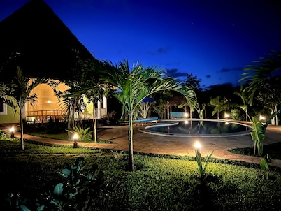 Dream villa Maisha Mazuri with staff