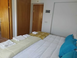 Grand-Dreibettzimmer | Individuell dekoriert, individuell eingerichtet, Schreibtisch