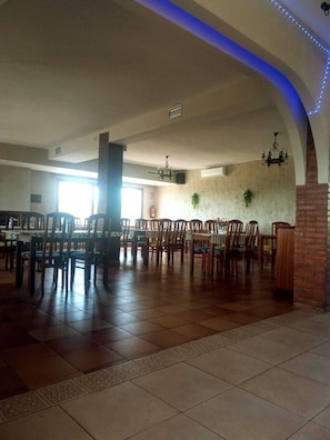 Restaurant - H&G LOZOYUELA (Lozoyuela-Navas-Sieteiglesias)