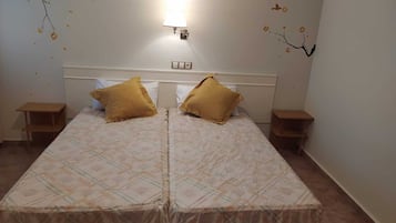 Quarto casal standard | Individualmente decorados, individualmente mobiliados, escrivaninha