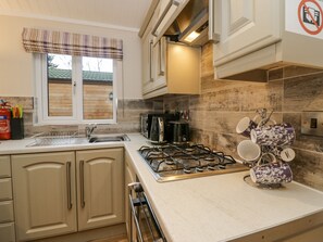 Fridge, electric kettle, toaster, cookware/dishes/utensils - 8 Woodlands (Ulverston)