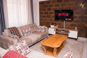 Leilighet – comfort | Oppholdsområde | En 24-tommers Flatskjerm-TV med digitale kanaler samt TV