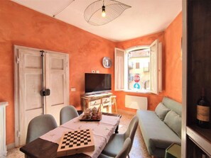 TV, fireplace