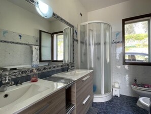 Sèche-cheveux, serviettes fournies