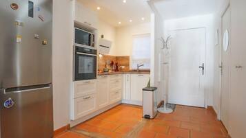 Een koelkast, een microgolfoven, een oven, een vaatwasser