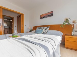 3 bedrooms, iron/ironing board, WiFi