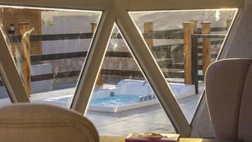 Suite, 1 kamar tidur, hot tub | Minibar, Wi-Fi gratis, dan seprai linen
