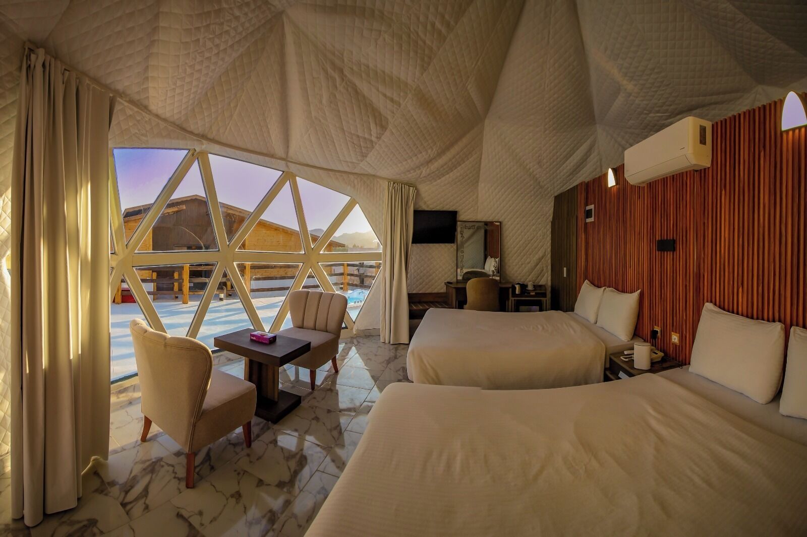 套房, 1 間臥室, 熱水浴缸 | 迷你吧、免費無線上網、床單