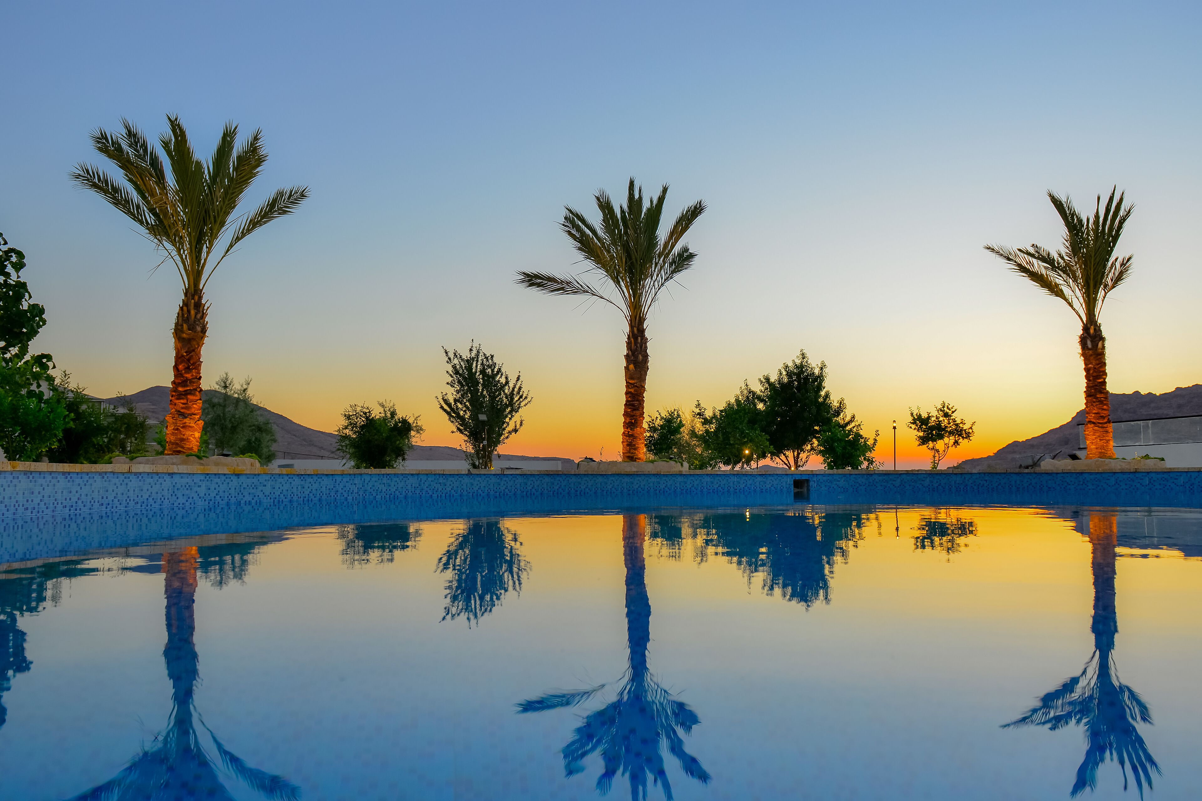 室外游泳池，日光浴躺椅