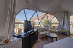 Minibar, free WiFi, bed sheets