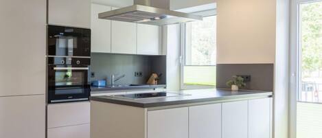 Fridge, oven, dishwasher, cookware/dishes/utensils