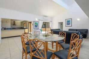 Superior Villa | In-room dining - San Lameer Villa 13942 (Southbroom)