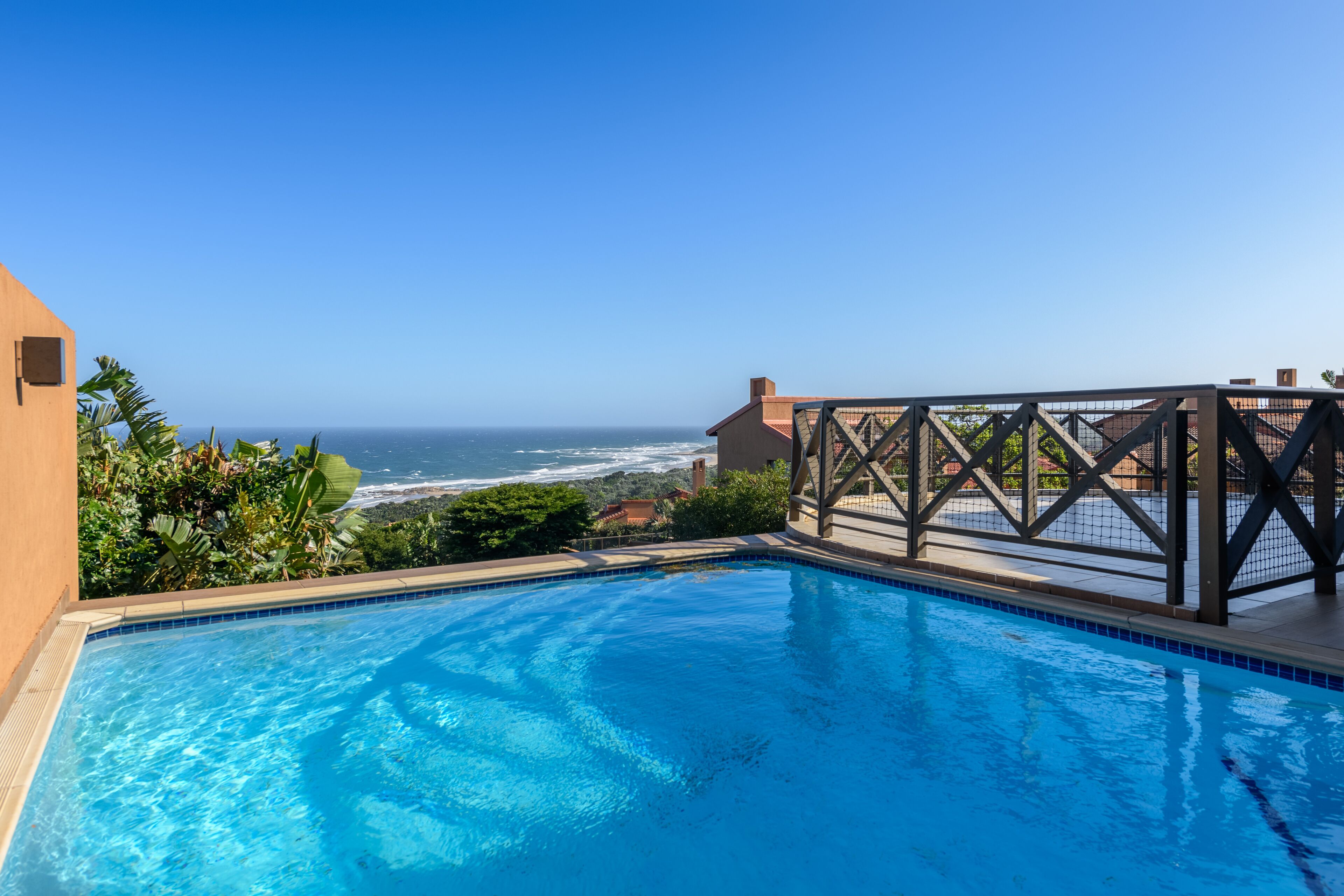 2 座室外游泳池，提供泳池遮陽傘和日光浴躺椅